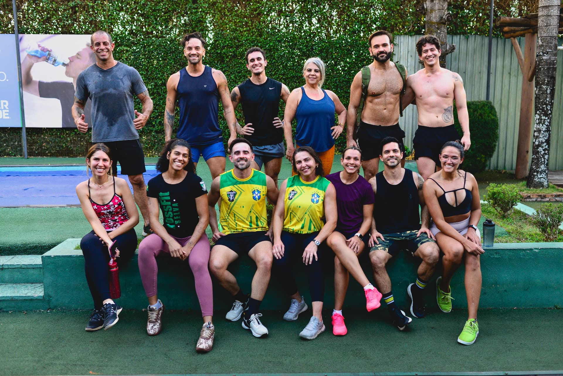 Turma da CrossFit Selva reunida e sorrindo após o treino